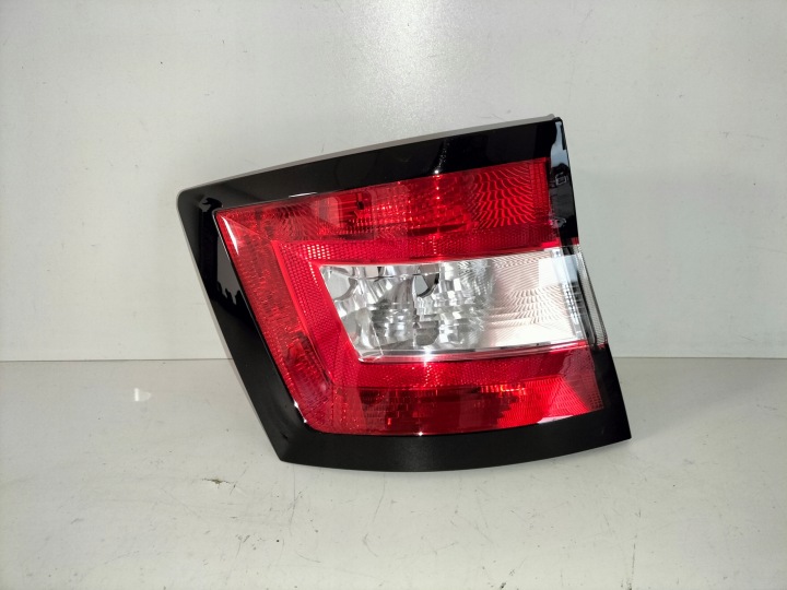 LICHT HINTEN HECK LINKS SKODA FABIA 3 III 14-18 KOMBI