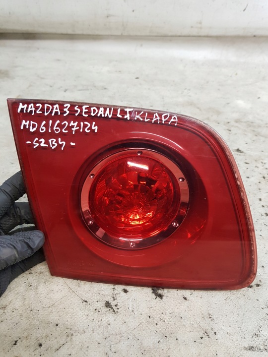light left rear MAZDA 3 sedan to the bonnet