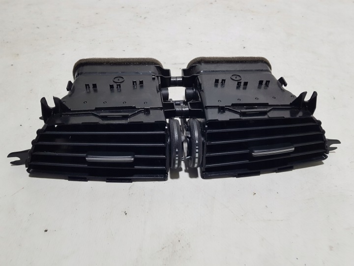 MERCEDES W204 LIFT KRATKI BOCCHETTA ARIA ANTERIORE medio A2048306054
