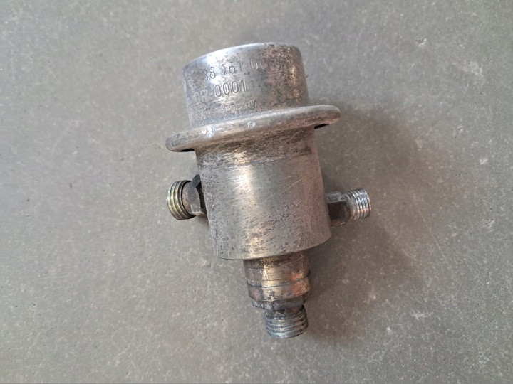 REGULATOR of the fuel MERCEDES W124 W201 W126 107SL 0438161001