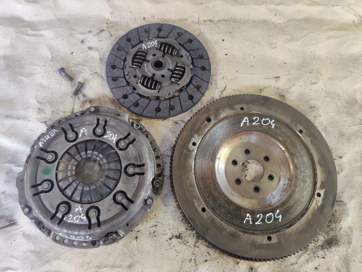 OPEL CORSA D 1.2 A12XER wheel flywheel disc pressure plate A204