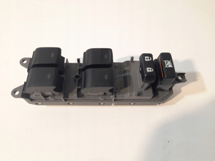 Toyota Auris II E18 switch of control of the window 515220 (R640)