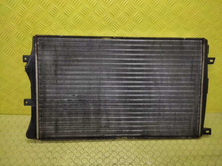 VW JETTA V 1.9 TDI Radiatore motore usato