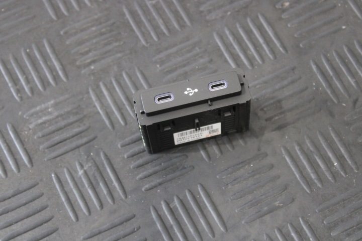 GNIAZDA USB TYPU C RENAULT AUSTRAL 284H38566R