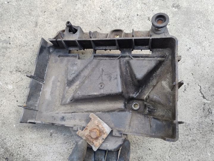 POKLOPAČ DRŽAČ AKUMULATORA VW AUDI SEAT SKODA 6Q0915331D