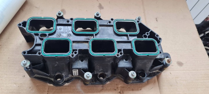 Chrysler Pacifica 2022 držač usisne grane 3.6 V6 05281800AA