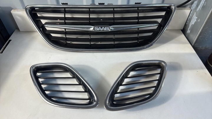 grill komplet vorne SAAB 9-3 II 93 oe 02-07r. (grill + salberk nieren)