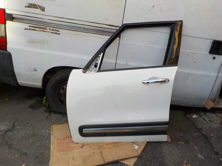 dveře levý předek fiat 500L 2013r