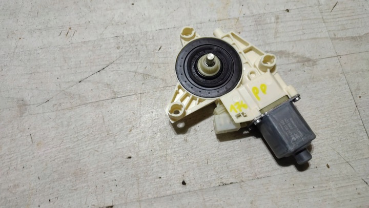 Mercedes-Benz A W176 2017 front side right mini motor windows
