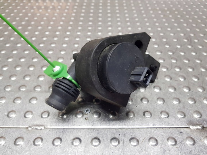 zusätzliche Wasserpumpe 6922647 BMW E60 E61 E63 E64 2.0D