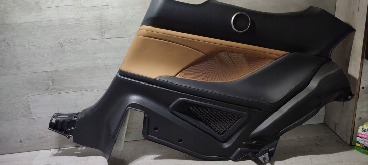 Lexus RC 2019 záď strana pravá bok / tapacír dveře tylnych