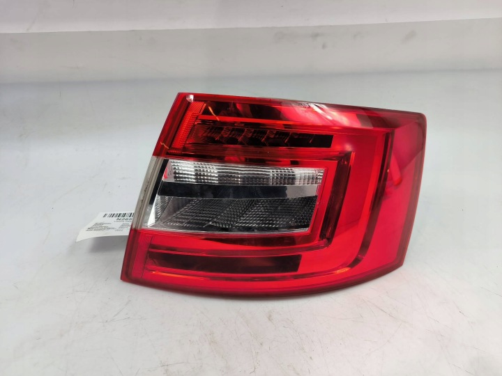 Feux phare Droit Arrière SKODA OCTAVIA III HB LIFT