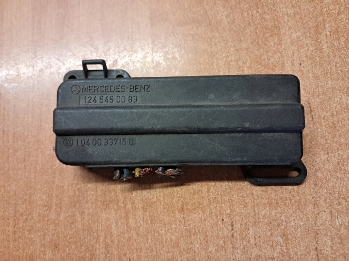 Moulage WTYKOWA MERCEDES W124 1245450083