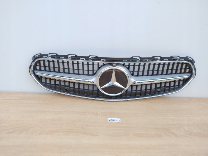 MERCEDES C-KLASA W206 GRILLE SOUS KAMERE ET PDC A2068883800 MERC014