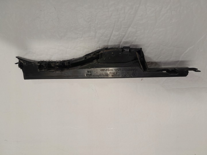 AUDI A5 F5 8W copertura GREMBIALINA RYNNA Sotto finestrino 8W0971871H
