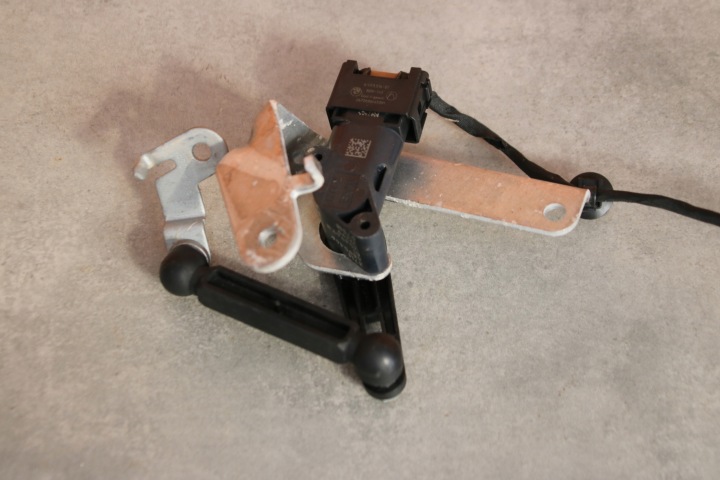BMW G11 G12 G15 G16 G30 G31 sensor POZIOMOWANIA of the lights left rear part 6895466