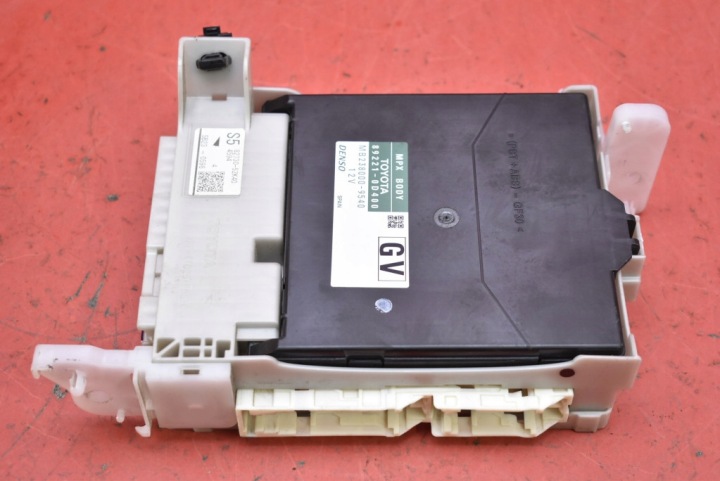 Bedienteil modul BSI 89221-0D400 TOYOTA YARIS 3 III 1.33 VVTi 99 KM 14-17