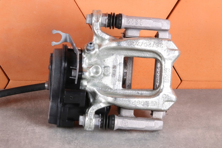 BMW F70 F74 X1 U11 X2 U10 PINZA FRENO freno Destra posteriore 36/20/300 6891066