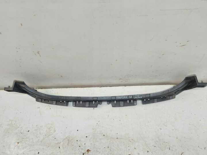 Porsche Taycan 4S 9J1 2021 držák držák nárazníku záď 9J1807863
