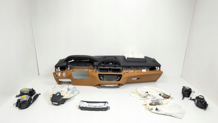 BMW 5 G30 G31 dashboard instrument panel airbags airbag tension belts