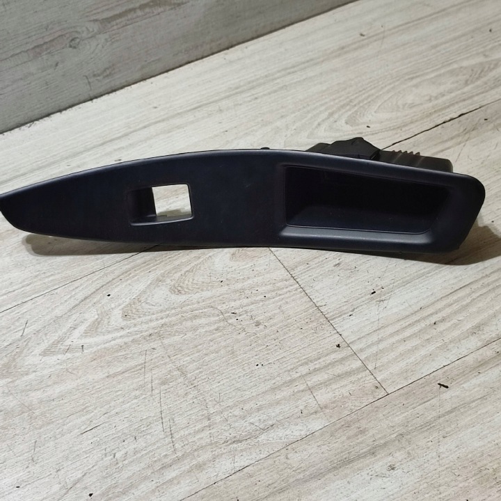 kryt przycisku okna záď strana levá Hyundai i20 (GB IB) 83731C8010