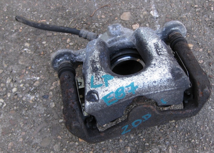 BMW E87 2.0D 08R caliper brake left front