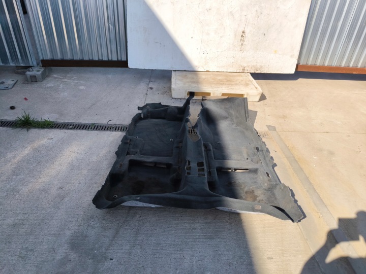 PODMETAČ TEPISI AUDI A3 8V SEDAN EUROPA 8V5863367D
