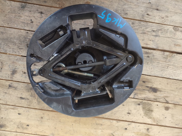 WKLAD Roues de la roue de secours Levier de vitesse Clé Fiat Panda II 51716187