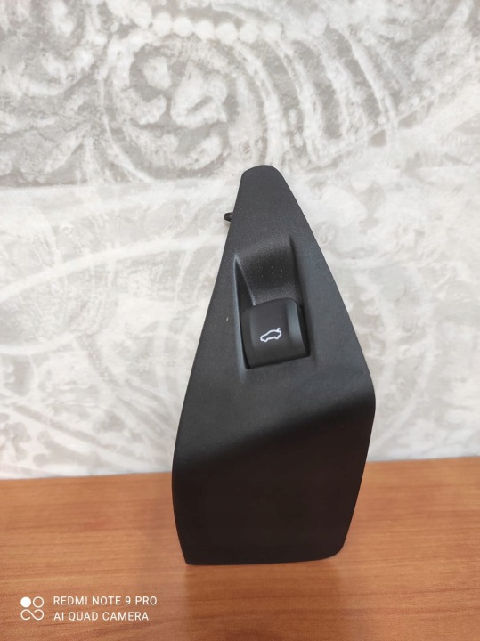 Bouton panel pour l’ouverture du capot BMW 8 G14