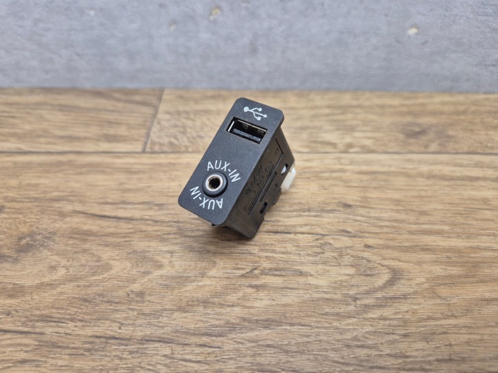 BMW E60 E61 E87 E90 E91 F10 F11 X3 F25 adapter ZLACZE PORT USB AUX 9237653