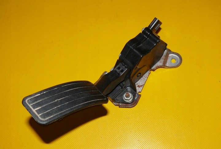 PEDAL potentiometer Gas SUBARU IMPREZA III 3 XV 2.0D 150KM BOXER EE20Z 07