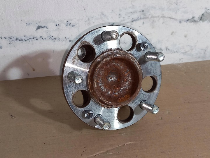 of the pivot LOZYSKO left rear part KIA CARENS IV 1.7 CRDi 13-19