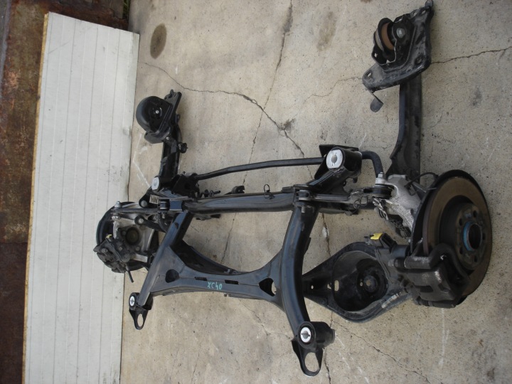 VOLVO XC40 Pont arrière Arrière Renfort pare choc Essieu Suspension Arrière