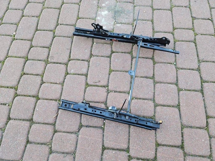 Binaire prowadnica Siège Avant Avant Passegers Opel Insignia B 13511067