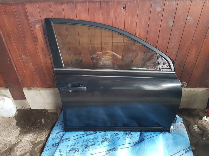 dveře pravý předek TOYOTA AVENSIS T25 03- 209