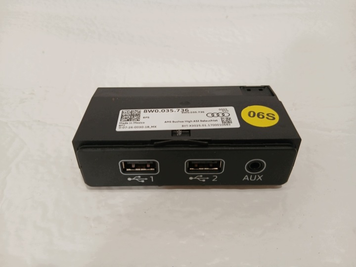 AUDI Q5 80A PORT USB csatlakozó AUX 8W0035736