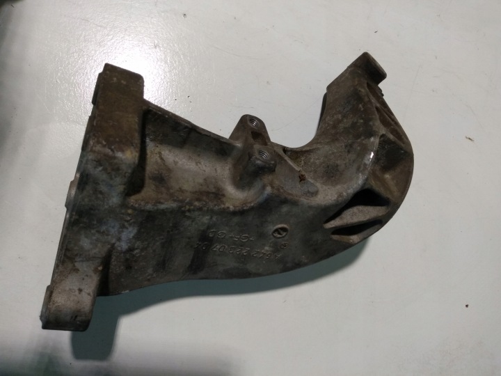 holder holder of the engine MERCEDES W211 4MATIC