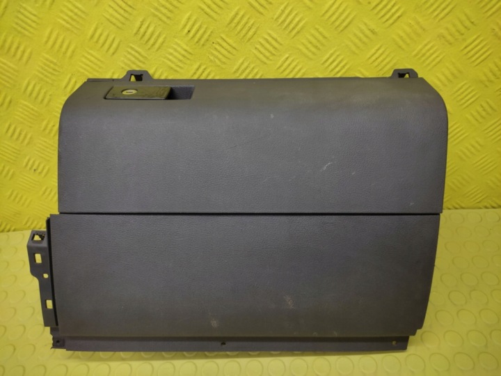 VW TOURAN and passenger compartment of the passenger 1T1857101