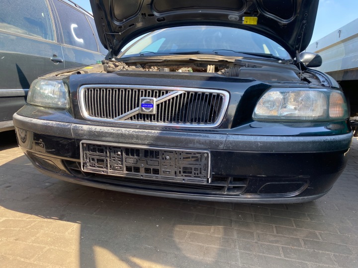 Volvo V70 2 II 00-08 nárazník predný predok z maska kod lakieru 019-26