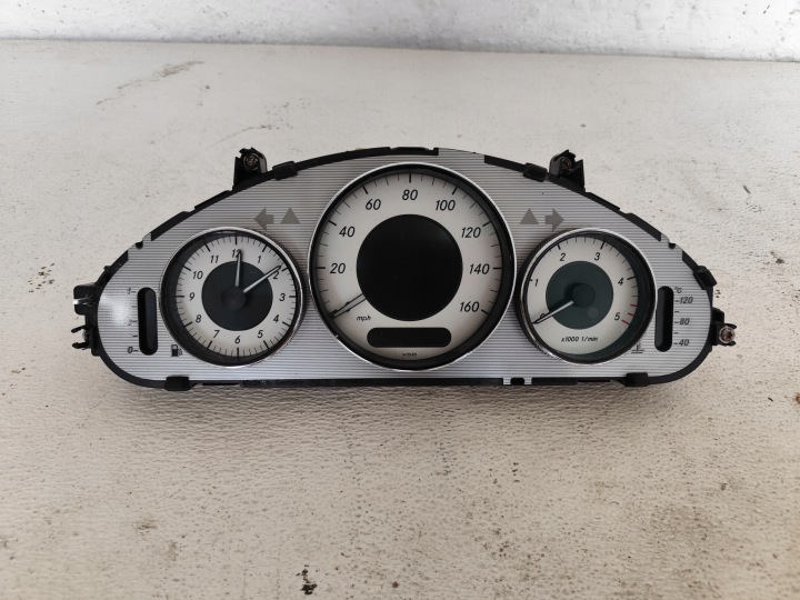 MERCEDES CLS W219 3.0CDI quadro strumenti TACHIMETRO contagiri OROLOGIO ANGLIK A2195402347