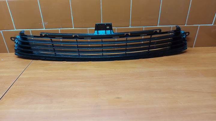 mřížka nárazníku střední předek přední TOYOTA AURIS II 15- LIFT