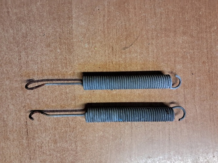 2x struna střechy MIEKKIEGO MERCEDES 107SL 1077710035