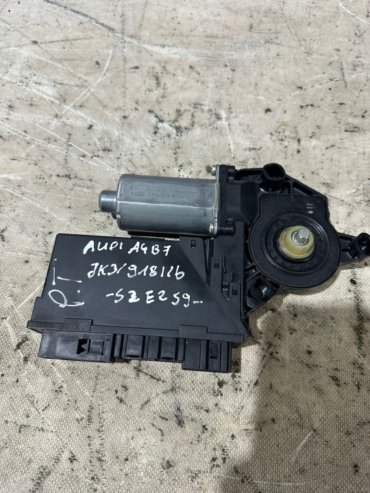 motorek okna pravý záď AUDI A4 B7 0130821766
