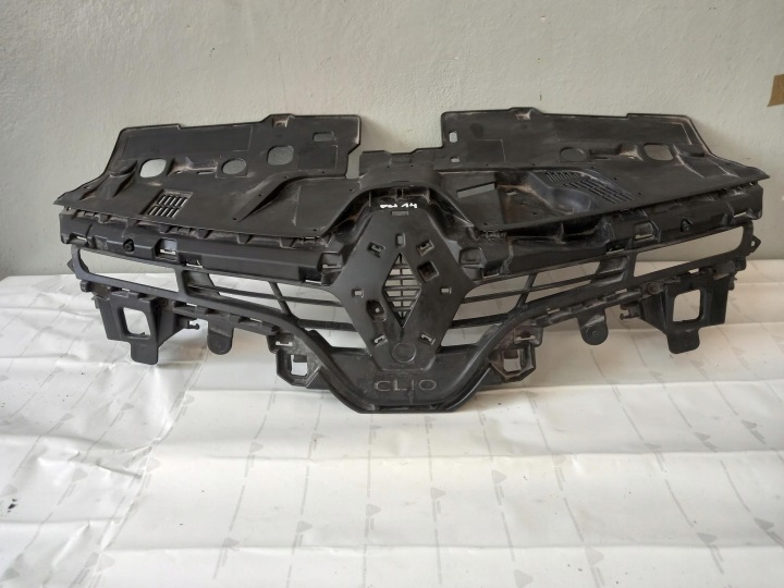 erösített hűtőrács maszk RENAULT CLIO IV 12-16