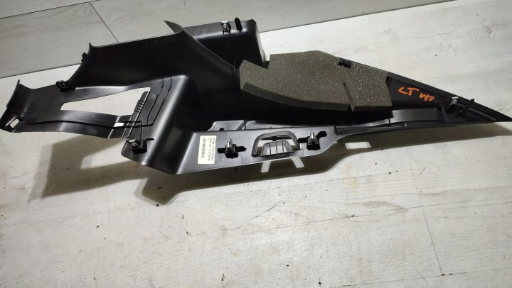 Volvo V40 II 2018r left side side boot