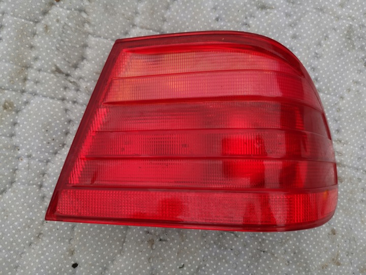MERCEDES W210 Sedan Licht heck rechts A2108204464 hinten