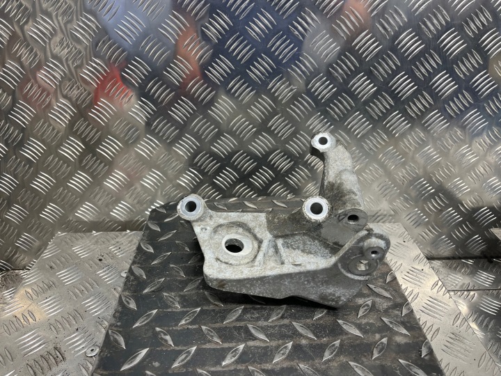 Supporto motore staffa fissaggio VOLVO XC90 II 2019 2.0 B 31430470