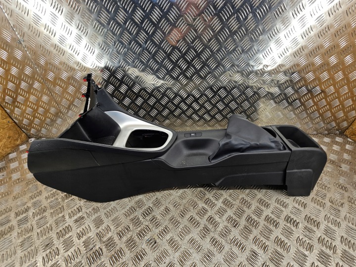 TUNEL střední TOYOTA YARIS IV 2020