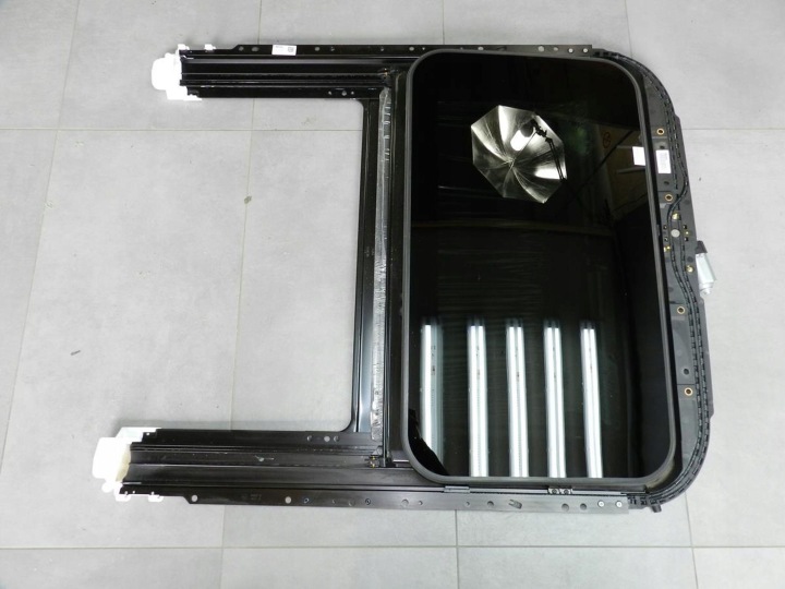 AUDI A5 8T střešní okno 8T8877041E