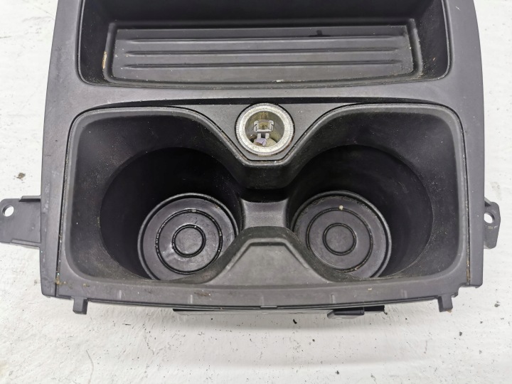 skříňka spolujezdce úchyt na KUBKI BMW SERIA 1 F20 9207321